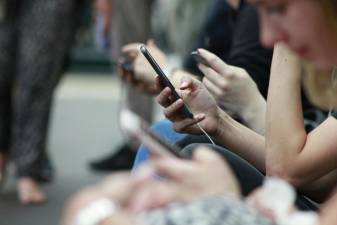 State Senate passes bill encouraging school districts to ban students’ phone use during day