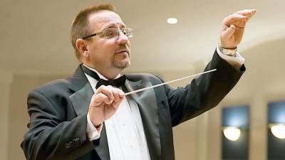 Matthew Paterno conducting (Jen Costa Photos)