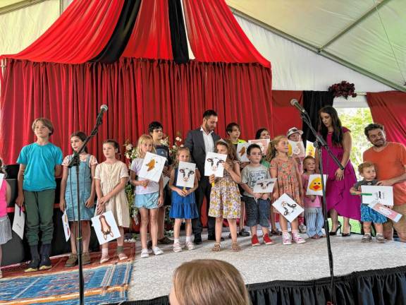 Children from the audience sing “I bought me a cat” by Aaron Copland, led by Julianna Smith.