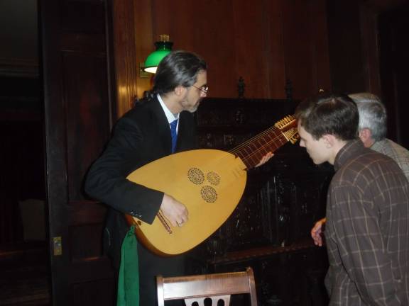Daniel Swenberg shows theorbo to listeners after the performance.
