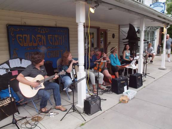 The Tara Minstrels perform in front of the Golden Fish Art Gallery in 2013 (Photo by George Leroy Hunter)
