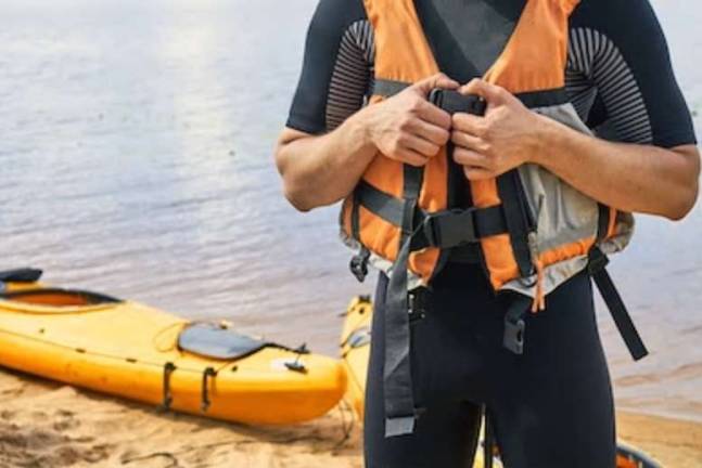 Rising river triggers mandatory life jacket and no-swimming rules