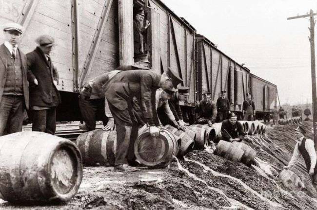 Scranton police dumping beer during Prohibition
