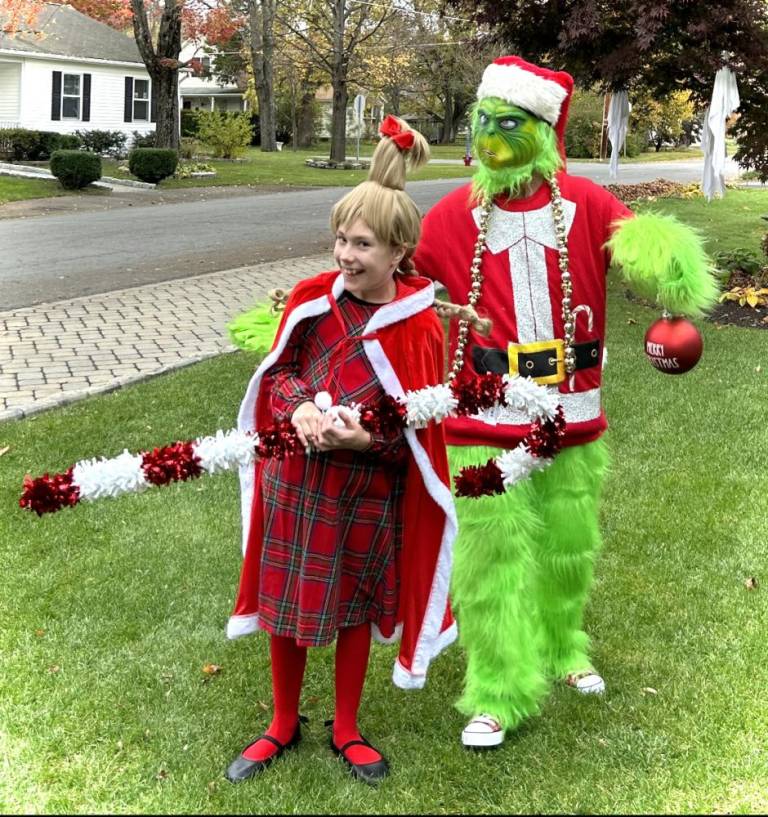 $!The Grinch and Cindy Lou Who. (Photo submitted by Robin and Saige Fohl)